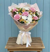 Букет цветов из:  Гвоздики, Орхидеи и Розы в Северское