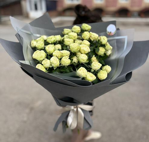 Букет Белые кустовые розы Солинеро в Северское