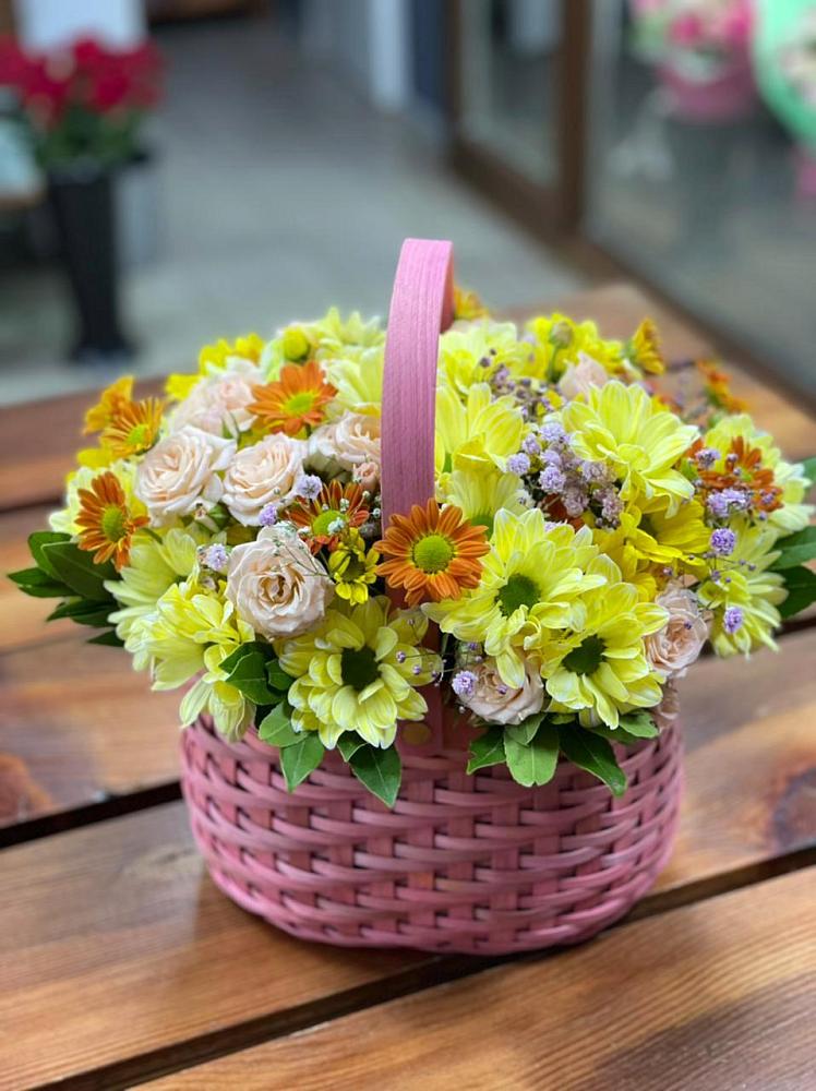 Цветочная композиция из Хризантемы и Розы в корзине в Северское