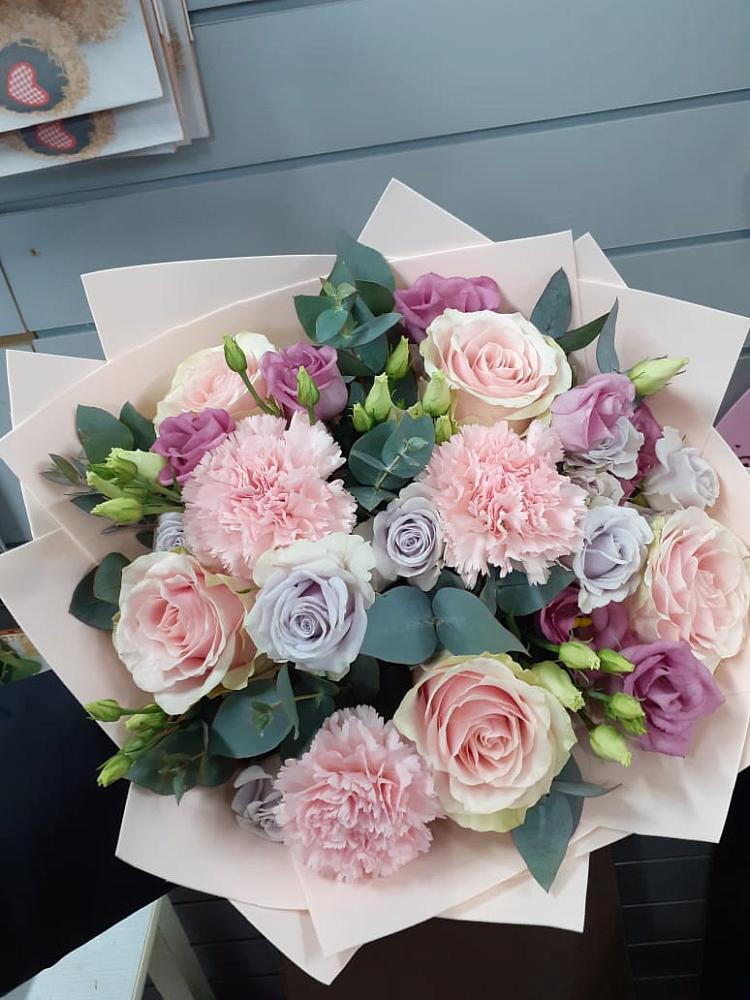 Букет цветов из: Розы, Гвоздики и Лизиантусы в Северское