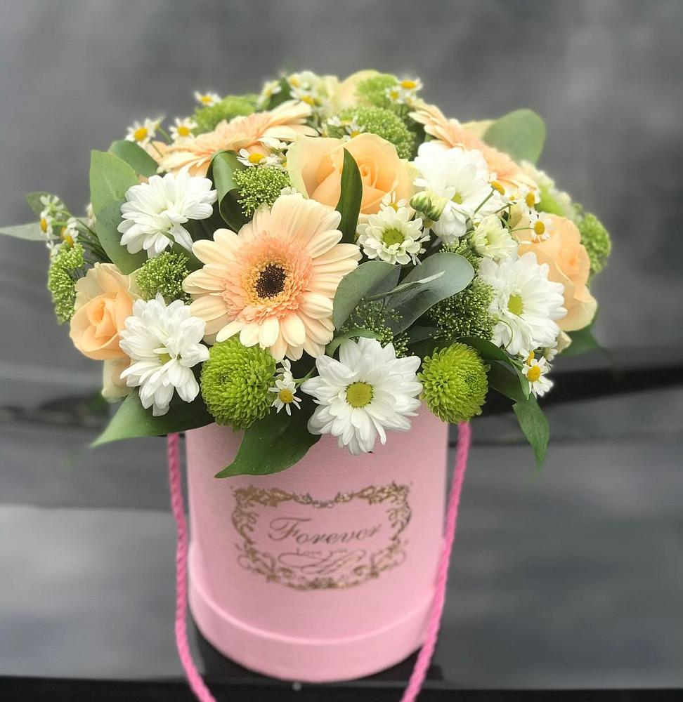 Цветочная композиция из Розы, Герберы и Хризантемы в шляпной коробке в Северское