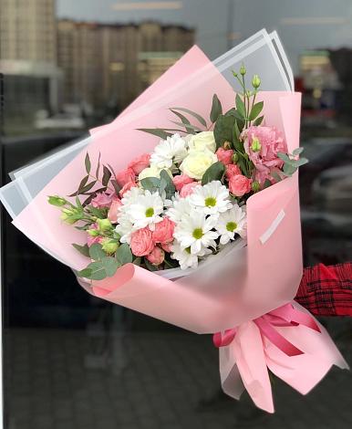 Букет цветов из: Розы, Лизиантусы и Хризантемы в Северское